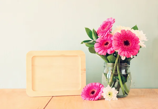 Летний букет цветов на деревянном столе и деревянная доска с местом для текста на мятном фоне. винтажное отфильтрованное изображение — стоковое фото