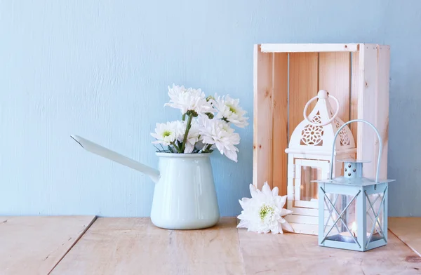 Sommaren bukett av blommor och vintage lykta på träbord med mint bakgrund. Vintage filtrerade bilden — Stockfoto