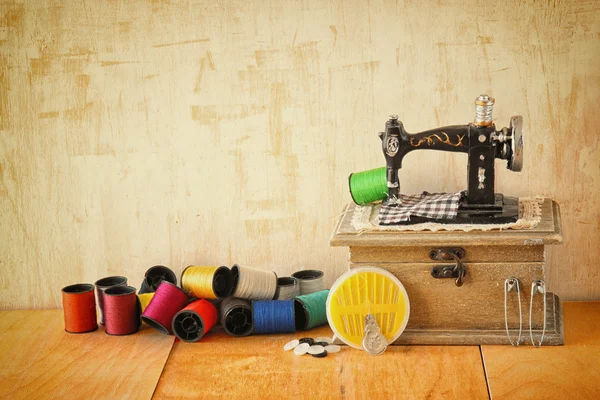 Винтажный фон со швейными инструментами и швейным комплектом поверх деревянного текстурированного фона — стоковое фото