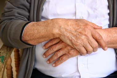 Yaşlı erkek elinde yakın çekim