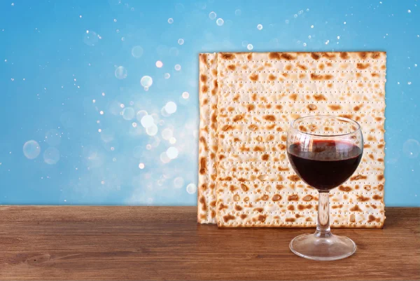 Pascha achtergrond. wijn en matzoh (joodse Pesach brood) op de achtergrond blauw glitter. — Stockfoto