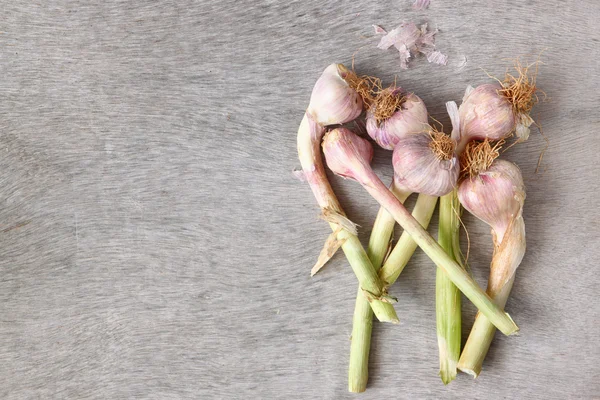 Foto van organische knoflook op houten tafel — Stockfoto