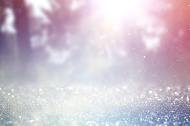 soyut fotoğraf ışığın ağaçlar ve glitter bokeh ışıklar arasında seri. görüntü bulanık ve filtre .