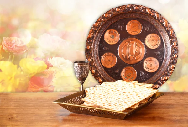 Antecedentes da Páscoa. vinho e matzoh (pão de Páscoa judaica) em mesa de madeira — Fotografia de Stock