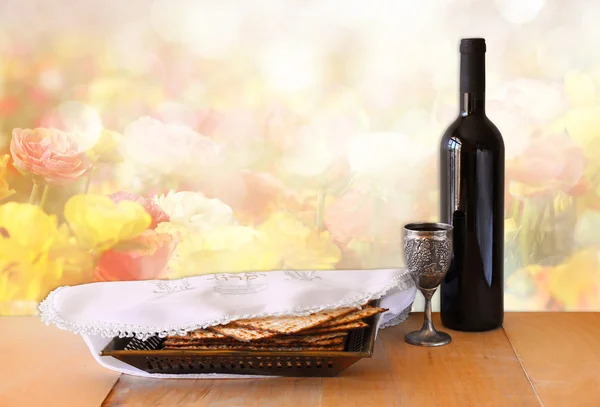 Pascha achtergrond. wijn en matzoh (joodse Pesach brood) op houten tafel — Stockfoto