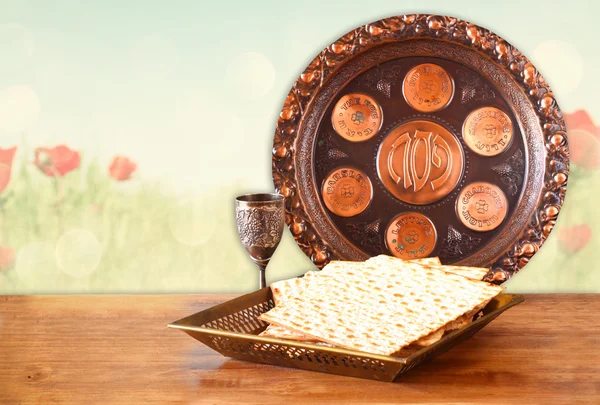 Pascha achtergrond. wijn en matzoh (joodse Pesach brood) op houten tafel — Stockfoto