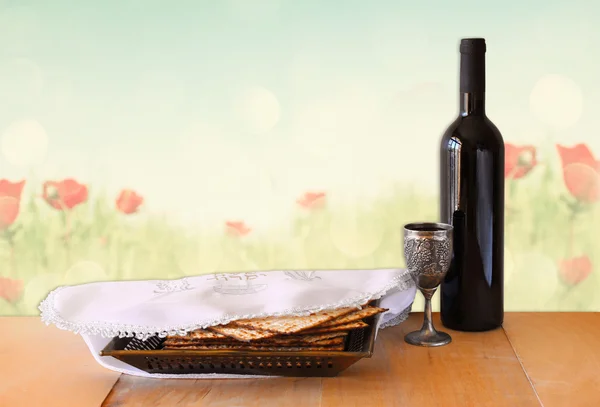 Pascha achtergrond. wijn en matzoh (joodse Pesach brood) op houten tafel — Stockfoto