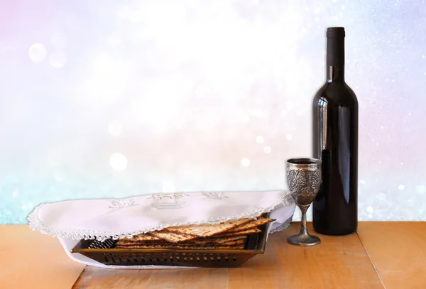 Fond de la Pâque. vin et matzoh (pain pascal juif) sur table en bois — Photo