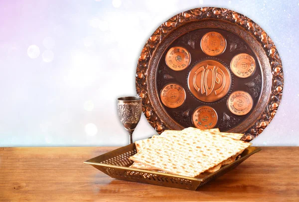 Pesach pozadí. víno a matzoh (židovský Pesach chléb) na dřevěný stůl — Stock fotografie