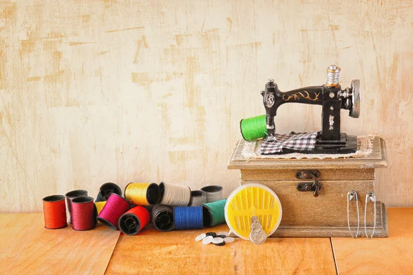 Fondo Vintage con herramientas de costura y kit de costura sobre fondo texturizado de madera —  Fotos de Stock