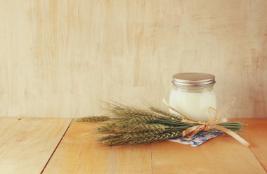 Yunan peynir, evi ve ahşap masa ahşap dokulu arka plan üzerinde süt. Sembolleri Yahudi tatil - Shavuot