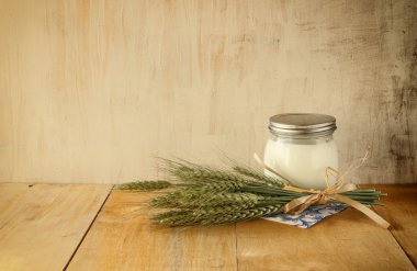 Yunan peynir, evi ve ahşap masa ahşap dokulu arka plan üzerinde süt. Sembolleri Yahudi tatil - Shavuot