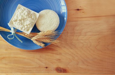 Ahşap masa üzerinde üstten görünüm Yunan peynir ve yazlık. Sembolleri Yahudi tatil - Shavuot