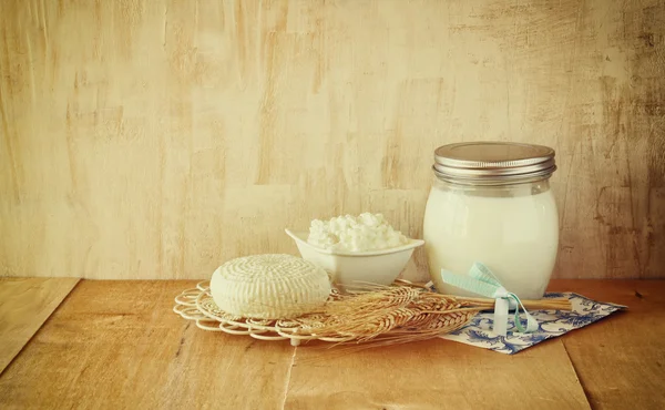 Formaggio greco, cottage e latte su tavolo di legno su sfondo strutturato in legno. Simboli di vacanza ebrea - Shavuot — Foto Stock