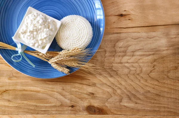 Vista dall'alto di formaggio greco e cottage su tavolo di legno. Simboli di vacanza ebrea - Shavuot — Foto Stock