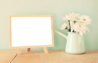 Yaz buket çiçek ahşap masa ve blackboard nane arka plan ile metin için yer ile. Vintage filtre uygulanmış görüntü