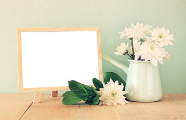 Yaz buket çiçek ahşap masa ve blackboard nane arka plan ile metin için yer ile. Vintage filtre uygulanmış görüntü