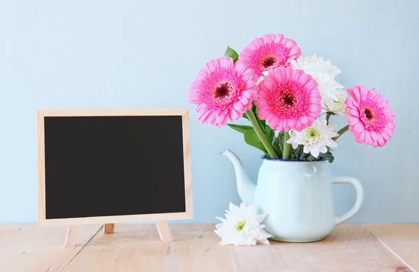 Yaz buket çiçek ahşap masa ve blackboard nane arka plan ile metin için yer ile. Vintage filtre uygulanmış görüntü — Stok fotoğraf