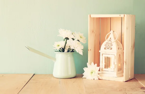 Ramo de flores de verano y linterna vintage en la mesa de madera con fondo de menta. vintage imagen filtrada —  Fotos de Stock