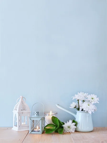 Ramo de flores de verano y linterna vintage en la mesa de madera con fondo de menta. vintage imagen filtrada — Foto de Stock