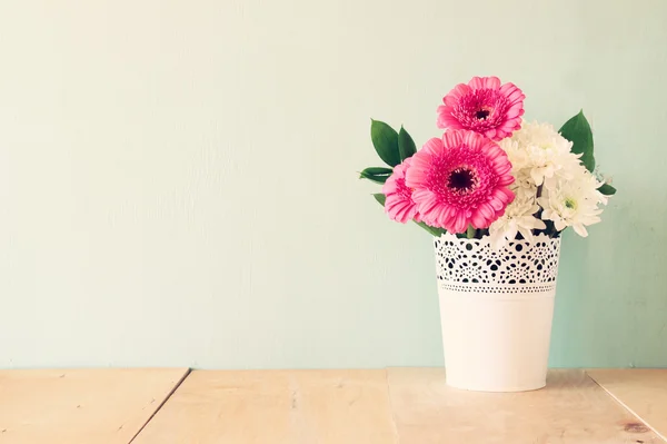 여름 민트 배경으로 나무 테이블에 꽃의 꽃다발. 빈티지 필터링 된 이미지 — 스톡 사진