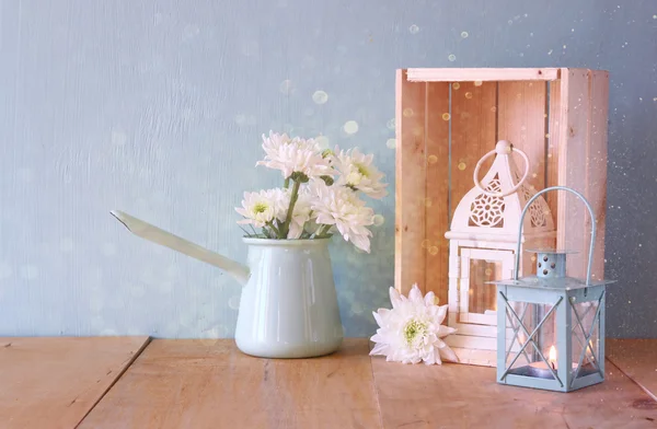 Letni bukiet kwiatów na stole drewniane z brokatem tło. sztuka obrazu filtrowanego — Zdjęcie stockowe