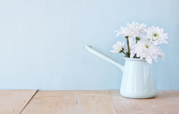 Mazzo estivo di fiori sul tavolo di legno con sfondo menta. immagine filtrata vintage — Foto Stock