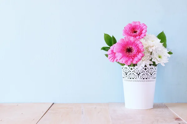 Ramo de flores de verano en la mesa de madera con fondo de menta. vintage imagen filtrada —  Fotos de Stock