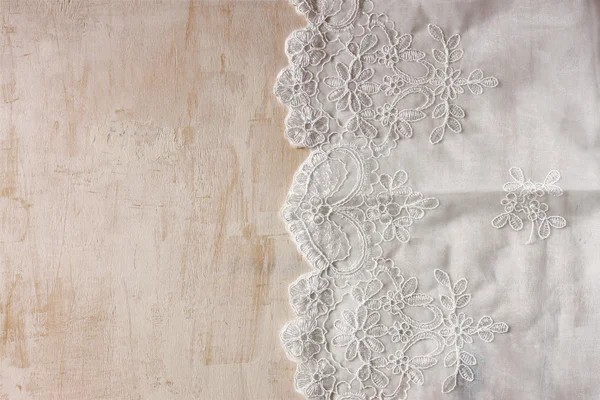 Vista superior de tela de encaje hermosa hecha a mano vintage sobre mesa de madera —  Fotos de Stock
