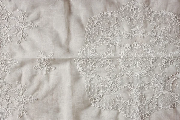 Widok z góry rocznika ręcznie wykonane piękne koronki tkaniny na drewnianym stole — Zdjęcie stockowe