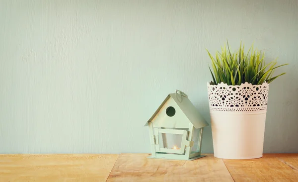 Vintage maceta de flores y linterna como una casa de aves contra la pared de menta y tela de encaje antiguo — Foto de Stock