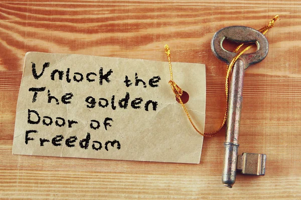 İfade - özgürlük anahtarına bağlı Not yazılı altın kapı kilidini — Stok fotoğraf