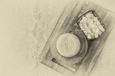 Yunan peynir ve Bulgar peynir ahşap masa ahşap dokulu arka plan üzerinde üzerinde görüntü. Sembolleri Yahudi tatil - Shavuot. Siyah ve beyaz tarzı fotoğraf.