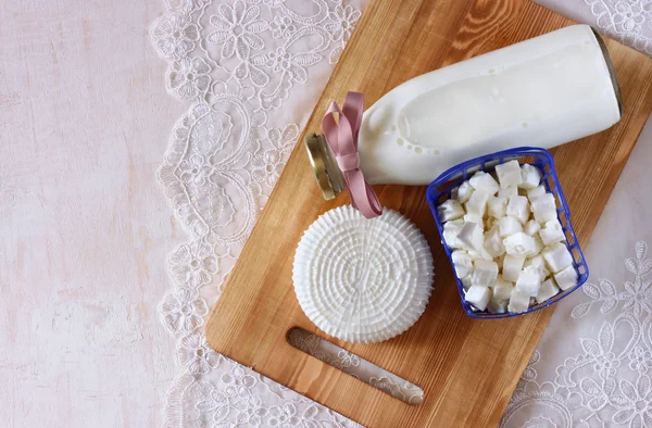 Vista superior de queso griego y queso bulgaro sobre mesa de madera sobre fondo texturizado de madera. Símbolos de la fiesta judía - Shavuot —  Fotos de Stock