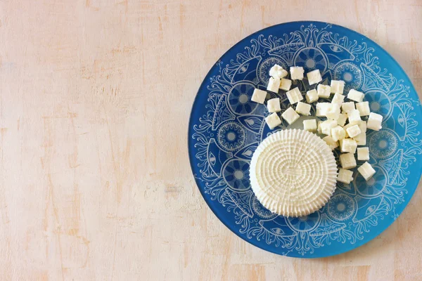 Ansicht von griechischem Käse und bulgarischem Käse auf Holztisch über hölzernem strukturierten Hintergrund. Symbole des jüdischen Feiertags - shavuot — Stockfoto