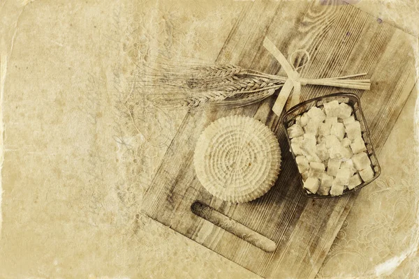 Imagem de queijo grego e queijo búlgaro na mesa de madeira sobre fundo texturizado de madeira. Símbolos de férias judaicas - Shavuot. Foto em estilo preto e branco . — Fotografia de Stock