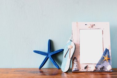 Vintage deniz çerçeve ahşap masa üzerinde deniz yıldızı ile. Retro filtre uygulanmış görüntü