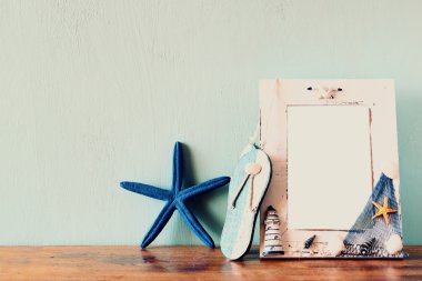 Vintage deniz çerçeve ahşap masa üzerinde deniz yıldızı ile. Retro filtre uygulanmış görüntü