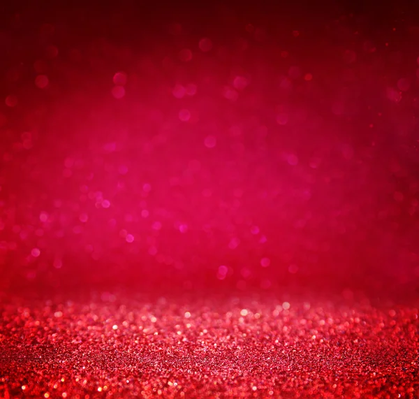 Glitzernde Vintage-Lichter Hintergrund. rot und lila. Defokussiert — Stockfoto