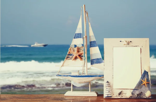 Vintage nautischen Rahmen mit Seesternen auf Holztisch und Meer Strand Hintergrund. Retro gefiltertes Bild — Stockfoto