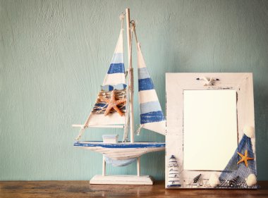 Vintage deniz çerçeve ahşap masa üzerinde deniz yıldızı ile. Retro filtre uygulanmış görüntü