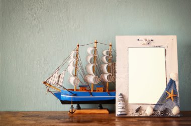 Vintage deniz çerçeve ahşap masa üzerinde deniz yıldızı ile. Retro filtre uygulanmış görüntü