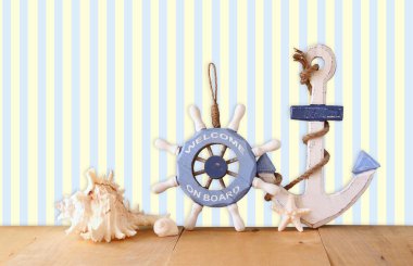 Eski deniz retro arka plan üzerinde tekerlek, çapa ve kabukları ahşap masa üzerinde ahşap.