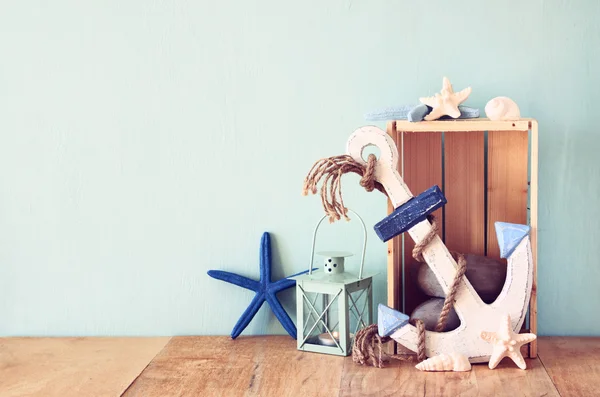 Ancla de madera, estrella de mar y linterna sobre mesa de madera. vintage imagen filtrada — Foto de Stock