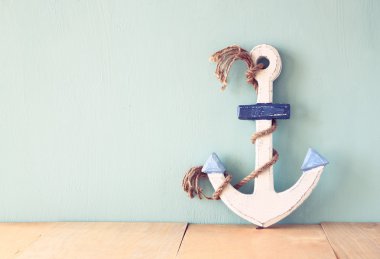 Ahşap masa ahşap arka plan üzerinde eski deniz çapa