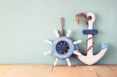 Eski deniz üzerinde ahşap arka plan ağaç tekerlek ve ahşap masa üzerinde çapa