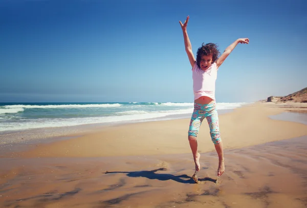 Miúdo feliz bonito (menina) jogando na praia — Fotografia de Stock