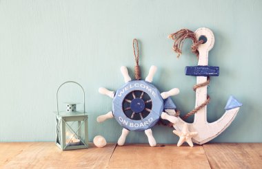 Eski deniz üzerinde ahşap arka plan ağaç tekerlek ve ahşap masa üzerinde çapa