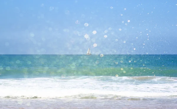 Background of blurred beach and sea waves with bokeh lights, vintage filter. — Stock Photo, Image