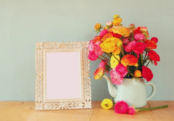 Sommerblumenstrauß mit viktorianischem Rahmen auf dem Holztisch mit Minzhintergrund. Vintage gefiltertes Bild — Stockfoto